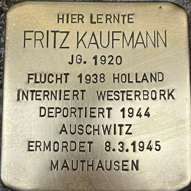 Fritz Kaufmann (geboren am 9.7.1920 in Köln, umgekommen in Mauthausen am 4.3.1945) war Sohn des Arztes Gustav Kaufmann und seiner Ehefrau Herta. 1935 musste Fritz wie seine Freunde Walter Kaufmann und Carl Benjamin die Kreuzgasse aus rassistischen Gründen verlassen. Wahrscheinlich hat auch er eine Lehre in der Firma von Meno Lissauer absolviert. 1937/18 emigriert er - wie Walter und Carl – nach Amsterdam und arbeitet dort in der Firma „Oxyde“. Neben seiner Tätigkeit im Büro war Fritz wohl mindestens ab 1941 aktiv im Amsterdamer Judenrat, in einer untergeordneten Stellung. Im November 1943 wird Fritz nach Westerbork deportiert, bleibt hier bis zum 4. März 1944, wird weiter nach Auschwitz deportiert, im Spätherbst 1944 dann verlegt in das Konzentrationslager Sachsenhausen, von dort am 24. Februar 1945 in das Konzentrationslager Mauthausen, wo er zwei Tage später ankam. Krank und geschwächt durch diese Odyssee durch mehrere Lager kam er dort am 8. März 1945 um.  Quelle: Der gesamte Text fußt auf Informationen im Gedenkbuch der Kreuzgasse, Informationen des NS-Dokumentationszentrums Köln, den Einträgen in Yad-Vashem & Arolsen-Archives.