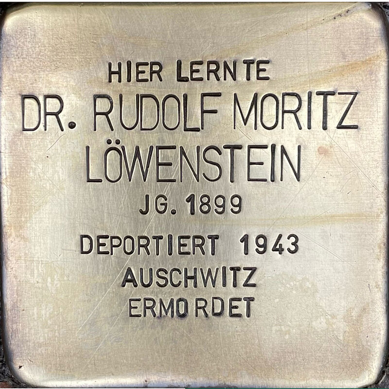 Rudolf Moritz Löwenstein (geboren am 21.3.1899 in Köln, am 26.2.1943 in das Vernichtungslager Auschwitz deportiert, wo er ermordet wurde) war Sohn des Fabrikanten Hermann Löwenstein und dessen Ehefrau Alice. Rudolf hatte eine Schwester, Sofia, die mit ihrer Familie nach Australien auswandern konnte. Der jüngere Bruder Wilhelm besuchte ebenfalls die Kreuzgasse und wurde wie Rudolf ermordet. Nach dem Abitur an der Kreuzgasse studierte Rudolf Volkswirtschaft und ließ er sich in Berlin nieder. Dort heiratete er 1933 Ida Helene Hannes aus  Berlin, das Ehepaar hatte zwei Töchter, Ulla Juditz und Ruth, beide Mitte der 1930er Jahre geboren. Alle vier wurden am 26.2.1943 von Berlin aus nach Auschwitz deportiert und wurden dort ermordet.   Quelle: Der gesamte Text fußt auf Informationen im Gedenkbuch der Kreuzgasse, Informationen der Familie und des NS-Dokumentationszentrums Köln, den Einträgen in Yad-Vashem & Arolsen-Archives.