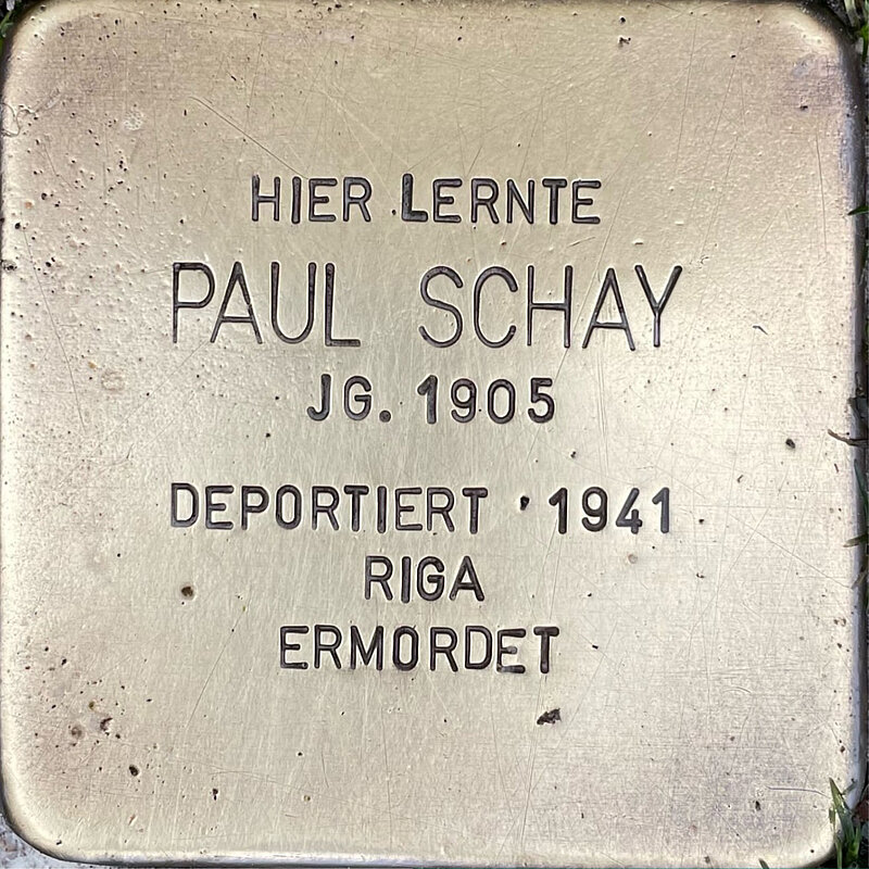 Paul Schay (geboren am 6.11.1905 in Köln, kurz nach der Ankunft im Ghetto Riga am 7.12.1941 ermordet) war Sohn des Kaufmannes Arthur und dessen Ehefrau Klara. Der Vater betrieb mit seinen Brüdern Ernst und Max eine Ledergroßwarenhandlung. 1938 heiratete Paul Ilse Baer. Das Ehepaar wurde zusammen mit Klara am 7.12.1941 nach Riga deportiert und dort ermordet.  Quelle: Der gesamte Text fußt auf Informationen im Gedenkbuch der Kreuzgasse, Informationen des NS-Dokumentationszentrums Köln, den Einträgen in Yad-Vashem & Arolsen-Archives.