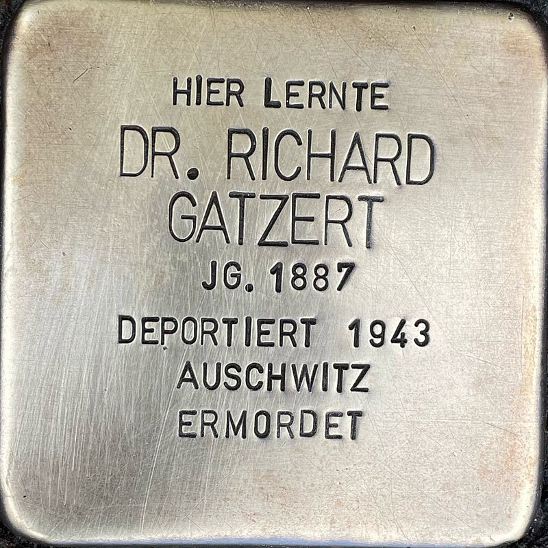 Richard Gatzert (geboren am 8.2.1884 in Köln, am 29.1.1943 om das Vernichtungslager Auschwitz deportiert, wo er umkam) war Sohn des Kaufmannes Heinrich Gatzert und dessen Ehefrau. Er hatte einen älteren Bruder, Fritz, dem die Flucht in die USA mit seiner Ehefrau und seinem Sohn gelang. Nach dem Abitur an der Kreuzgasse studierte Richard Jura und eröffnete später eine Kanzlei. Er war aktives Mitglied der jüdischen Gemeinde in Köln.1938 wurde ihm die Zulassung als Anwalt entzogen. Im Januar 1943 wurde er zusammen mit seiner Ehefrau Adele nach Auschwitz deportiert und beide wurden sofort nach der Ankunft ermordet.   Quelle: Der gesamte Text fußt auf Informationen des Eintrages über ihn in: Luig, Klaus, Professor Dr.: „…weil nicht von arischer Rasse“ – Jüdische Juristen in Köln während der NS-Zeit, Köln 2004, denen im Gedenkbuch der Kreuzgasse, Informationen des NS-Dokumentationszentrums Köln, seiner Familie sowie den Einträgen in Yad-Vashem & Arolsen-Archives.