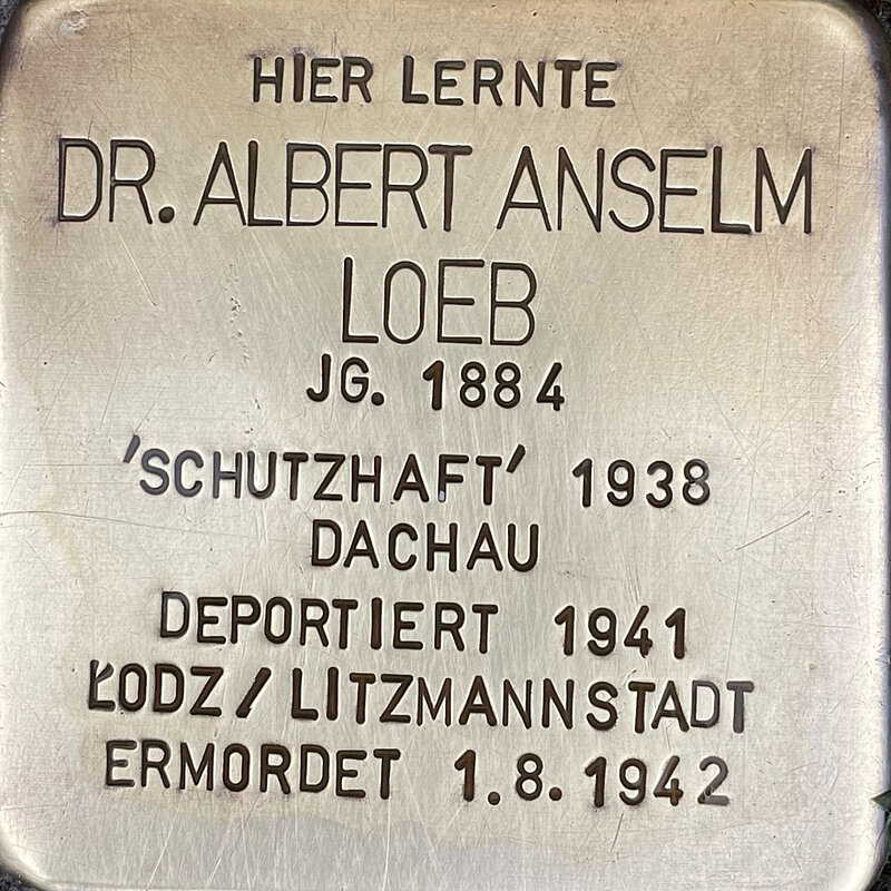 Albert Anselm Loeb (geboren am 5.11.1884 in Köln, ermordet am 1.8.1942 in Litzmannstadt) war Sohn des Kaufmanns Max Loeb und dessen Ehefrau Sophie. Albert studierte nach dem Abitur an der Kreuzgasse Chemie. Im 1. Weltkrieg war er Offizier und erhielt das Eiserne Kreuz. Nach dem Tod seines Vaters 1919 übernahm er die elterliche Fabrik. Im Zuge der Pogromnacht 1938 wurde er das Konzentrationslager Dachau verschleppt, kam aber nach circa einem Monat wieder frei. Er wurde am 22.10.1941 nach Litzmannstadt deportiert. Im August 1942 kam er dort um, vermutlich ist er verhungert.  Quelle: Der gesamte Text fußt auf Informationen im Gedenkbuch der Kreuzgasse, Informationen des NS-Dokumentationszentrums Köln, den Einträgen in Yad-Vashem & Arolsen-Archives.